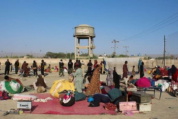 Người tị nạn Afghanistan tại các khu lều tạm ở khu vực biên giới giữa Afghanistan và Pakistan. (Ảnh: Reuters)