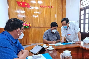 Bí thư Tỉnh ủy Cà Mau (áo sọc) kiểm tra rà soát dân số để xét nghiệm nhanh cộng đồng ở huyện Phú Tân vào chiều 17/9.