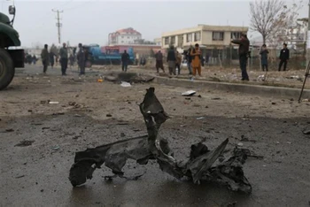 Hiện trường 1 vụ nổ bom ở Kabul (Afghanistan), ngày 20/12/2020. (Ảnh: TTXVN)
