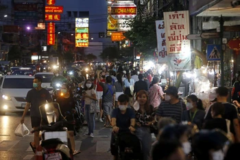 Cảnh nhộn nhịp tại trung tâm Bangkok sau khi chính quyền nới lỏng các biện pháp hạn chế ngày 1/9. (Ảnh: Bưu điện Bangkok)
