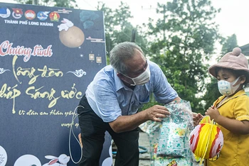 Trao quà Trung thu cho trẻ em ở phường Bảo Vinh, TP Long Khánh, Đồng Nai ngày 17/9.