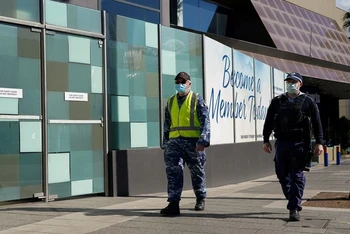 Nhân viên của Lực lượng phòng vệ Australia và Cảnh sát New South Wales tuần tra tại khu vực ngoại ô Bankstown, Sydney, ngày 3/8. (Ảnh: Reuters)