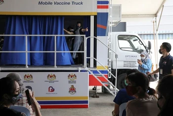 Xe tiêm vaccine lưu động tại Kuala Lumpur, Malaysia, ngày 8/6/2021. (Ảnh: Reuters)