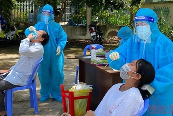Đội ngũ y tế lấy mẫu để bóc tách F0 ra khỏi cộng đồng trên địa bàn huyện Cần Giờ. (Ảnh: QUANG QUÝ).