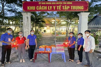 Đoàn viên chuẩn bị tổ chức vui Trung thu tại Khu cách ly y tế tập trung huyện Tân Hồng.