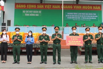 Bộ Chỉ huy quân sự tỉnh Đồng Nai trao bảng tượng trưng 2.500 phần quà tặng công nhân ở trọ cho các đơn vị.