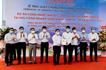 Trao Giấy chứng nhận đăng ký đầu tư Dự án công nghệ tấm Silic Jinko Solar Việt Nam, tại Khu công nghiệp Sông Khoai, thị xã Quảng Yên.