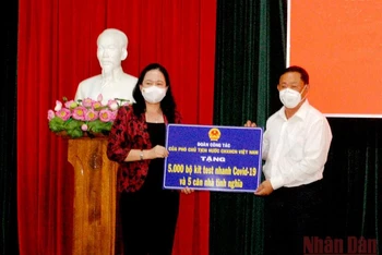 Phó Chủ tịch nước Võ Thị Ánh Xuân trao tặng thiết bị y tế cho tỉnh An Giang.