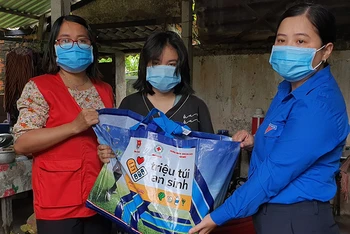 Lực lượng Đoàn thanh niên và Hội chữ thập đỏ tỉnh Bến Tre trao túi quà an sinh cho học sinh có hoàn cảnh khó khăn ở xã Phú Hưng, TP Bến Tre, tỉnh Bến Tre.
