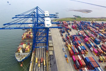 Cảng cửa ngõ Lạch Huyện (TP Hải Phòng) đảm nhiệm vai trò cảng quốc tế trung chuyển.