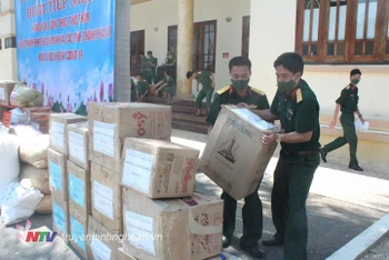 Cán bộ, nhân viên Cục Hậu cần Quân khu 4 bốc xếp hàng hóa ủng hộ TP Hồ Chí Minh chống dịch. (Ảnh: Truyền hình Nghệ An).