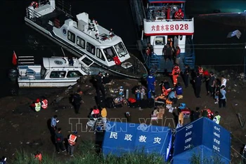 Nhân viên cứu hộ tìm kiếm người mất tích trong vụ tàu thủy chở khách bị lật trên sông Tang Kha, tỉnh Quý Châu, Trung Quốc. (Ảnh: THX/TTXVN)