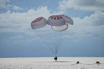 Bốn phi hành gia trong khoang tàu vũ trụ Crew Dragon của SpaceX được hạ cánh bằng dù ở ngoài khơi bờ biển Florida, Mỹ. Ảnh: SpaceX/Reuters.