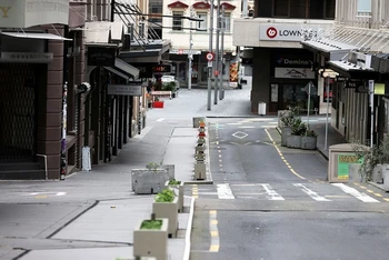 Phố High Street ở trung tâm của Auckland vốn nhộn nhịp giờ vắng vẻ, khi thành phố lớn nhất New Zealand đang phải áp đặt lệnh phong tỏa để hạn chế dịch bệnh lây lan. (Ảnh: Reuters)