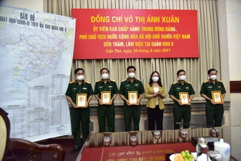 Phó Chủ tịch nước Võ Thị Ánh Xuân đã tặng quà lưu niệm cho lãnh đạo Quân khu 9.