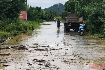 Đường giao thông qua đập tràn xã Yên Thái, huyện Văn Yên, nơi xảy ra vụ việc thương tâm. (Ảnh: THANH SƠN).