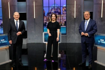 Các ứng cử viên Thủ tướng Đức: ông Olaf Scholz, bà Annalena Baerbock và ông Armin Laschet (từ trái sang) trong cuộc tranh luận trực tiếp lần thứ ba trên truyền hình, tối 18/9/2021. (Ảnh: Reuters)