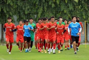 Đội tuyển U23 Việt Nam với các bài tập thả lỏng nhẹ nhàng trong buổi tập ngày 20/9. (Ảnh: VFF)