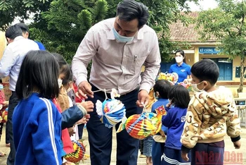 Tỉnh đoàn Kon Tum trao quà Trung thu cho các em thiếu nhi có hoàn cảnh khó khăn, vùng dân tộc thiểu số xã Đăk Dục, huyện Ngọc Hồi.