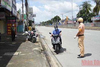 Công an tỉnh Đồng Nai kiểm tra giấy đi đường của người dân ở TP Biên Hòa.