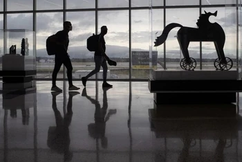 Hành khách tại sân bay IAH George Bush, Houston, bang Texas, Mỹ. (Ảnh: REUTERS)
