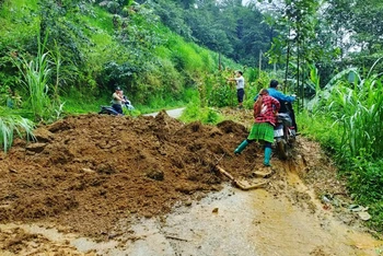 Sạt lở đất gây ách tắc giao thông ở huyện Si Ma Cai (Lào Cai).