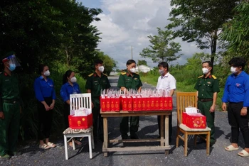 Bộ Chỉ huy Quân sự tỉnh Long An trao quà Trung thu cho trẻ em F0 đang điều trị tại Bệnh viện dã chiến trên địa bàn huyện Bến Lức, tỉnh Long An.