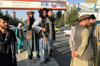 Tay súng Taliban đứng gác ngoài sân bay Hamid Karzai ở Kabul, Afghanistan, ngày 16/8/2021. (Ảnh: Reuters)