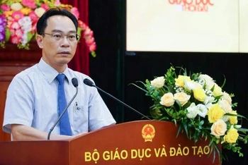 Thứ trưởng Giáo dục và Đào tạo Hoàng Minh Sơn phát biểu tại buổi họp báo. (Ảnh: NDĐT)