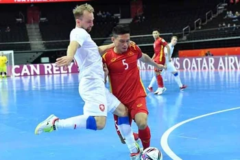 Cầu thủ Việt Nam (áo đỏ) nỗ lực trước đối thủ Czech có thể hình vượt trội. (Ảnh: TTXVN)