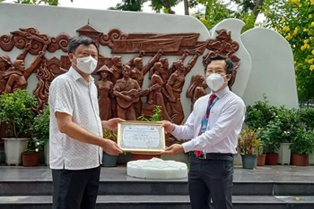 Đại diện Báo Nhân Dân trao kinh phí của Quỹ Hạt giống Việt cho đại diện Trường đại học Khoa học - Xã hội và Nhân văn nhằm hỗ trợ cho sinh viên có hoàn cảnh khó khăn.
