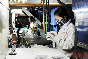 Sản xuất vỏ nhựa thiết bị điện tử tại Công ty cổ phần VS Industry Việt Nam, Khu công nghiệp Quế Võ, Bắc Ninh. (Ảnh: TRẦN HẢI)