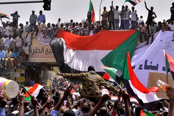 Người biểu tình tập trung tại Khartoum, Sudan, ngày 11/4/2019. (Ảnh: Reuters)
