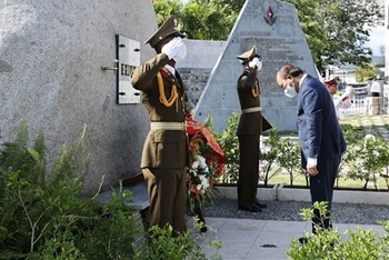 Chủ tịch nước Nguyễn Xuân Phúc đặt vòng hoa tại bia mộ Lãnh tụ Fidel Castro. (Ảnh: Thống Nhất/TTXVN)