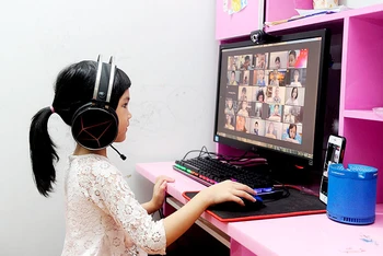Học sinh lớp 1 tại quận Hoàng Mai (Hà Nội) học trực tuyến do ảnh hưởng của dịch Covid-19. Ảnh: ĐĂNG KHOA
