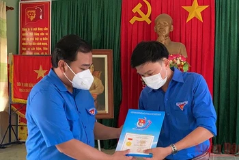Phó Bí thư Tỉnh đoàn Quảng Ngãi Lê Văn Vin trao Huy hiệu Tuổi trẻ dũng cảm tặng Bí thư Đoàn xã Tịnh Trà Lê Khánh Hòa.