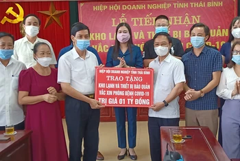 Hiệp hội Doanh nghiệp tỉnh Thái Bình trao biển tượng trưng cho CDC Thái Bình.