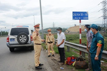 Tổ tuần tra trạm cảnh sát giao thông cửa ô Hòa Nhơn bắt giữ lái xé cố tình vượt trạm vào thành phố (ảnh do cảnh sát giao thông Đà Nẵng cung cấp)