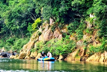 Du khách trải nghiệm du lịch sinh thái tại thác Lang Cang, huyện Ba Chẽ, tỉnh Quảng Ninh.
