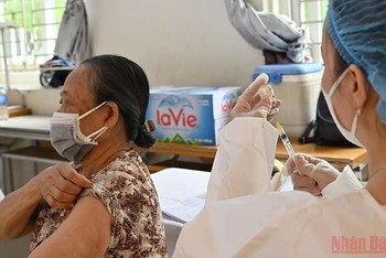 Tiêm vaccine diện rộng ở Hà Nội. (Ảnh: ĐĂNG ANH)