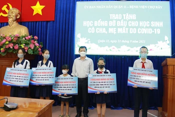 TS, Bác sĩ CKII Nguyễn Tri Thức, Giám đốc Bệnh viện Chợ Rẫy trao học bổng cho các em học sinh quận 11.