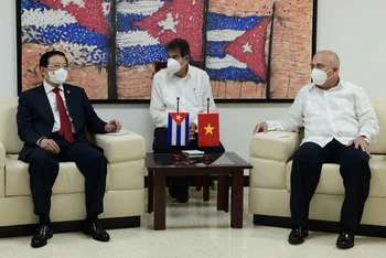 Trưởng Ban Nội chính Trung ương Phan Đình Trạc tiếp Trưởng Ban Tổ chức Trung ương Đảng Cộng sản Cuba. (Ảnh: TTXVN)