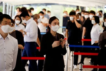 Người dân xếp hàng chờ làm xét nghiệm Covid-19 tại thủ đô Seoul, ngày 15/7/2021. (Ảnh: Reuters)