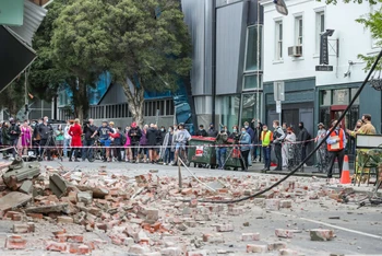 Các tòa nhà bị hư hại dọc theo phố Chapel ở Melbourne, Australia, sau trận động đất sáng 22/9/2021. (Ảnh: Getty Images)