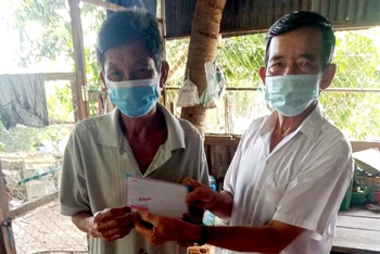 Trao tiền hỗ trợ cho người bán vé số lưu động ở xã Thạnh Qưới, huyện Vĩnh Thạnh, TP Cần Thơ.