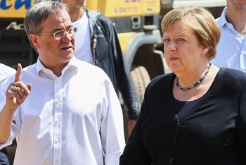 Thủ tướng Đức, bà Angela Merkel và ứng cử viên thủ tướng Armin Laschet. (Ảnh: Reuters)