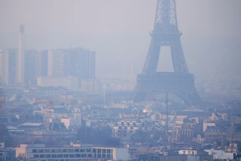 Tháp Eiffel ở thủ đô Paris, Pháp bị bao phủ bởi sương mù và bụi mịn ngày 9/12/2016. (Ảnh: Reuters)