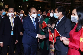 Chủ tịch nước Nguyễn Xuân Phúc bắt tay các cán bộ Đại sứ quán tại Hoa Kỳ và Phái đoàn thường trực Việt Nam tại Liên hợp quốc. (Ảnh: Thống Nhất/TTXVN)