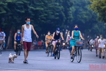 Người dân ra đường tập thể dục dù Hà Nội chưa cho phép các hoạt động thể dục, thể thao ngoài trời hoạt động trở lại. (Ảnh: HIỂU MINH).