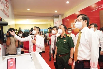 Bí thư Tỉnh ủy Bà Rịa - Vũng Tàu Phạm Viết Thanh (hàng đầu, bên phải) nghe giới thiệu về mạng 5G tại buổi lễ khai trương.